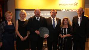 Unternehmerfamilie Heinemann-Mühl mit zwei Führungskräften der Deutschen Post AG auf der Siegerehrung in Berlin 2011