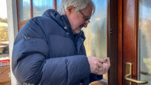 Michael Fahrmeiner bei der Insektenschutzmontage