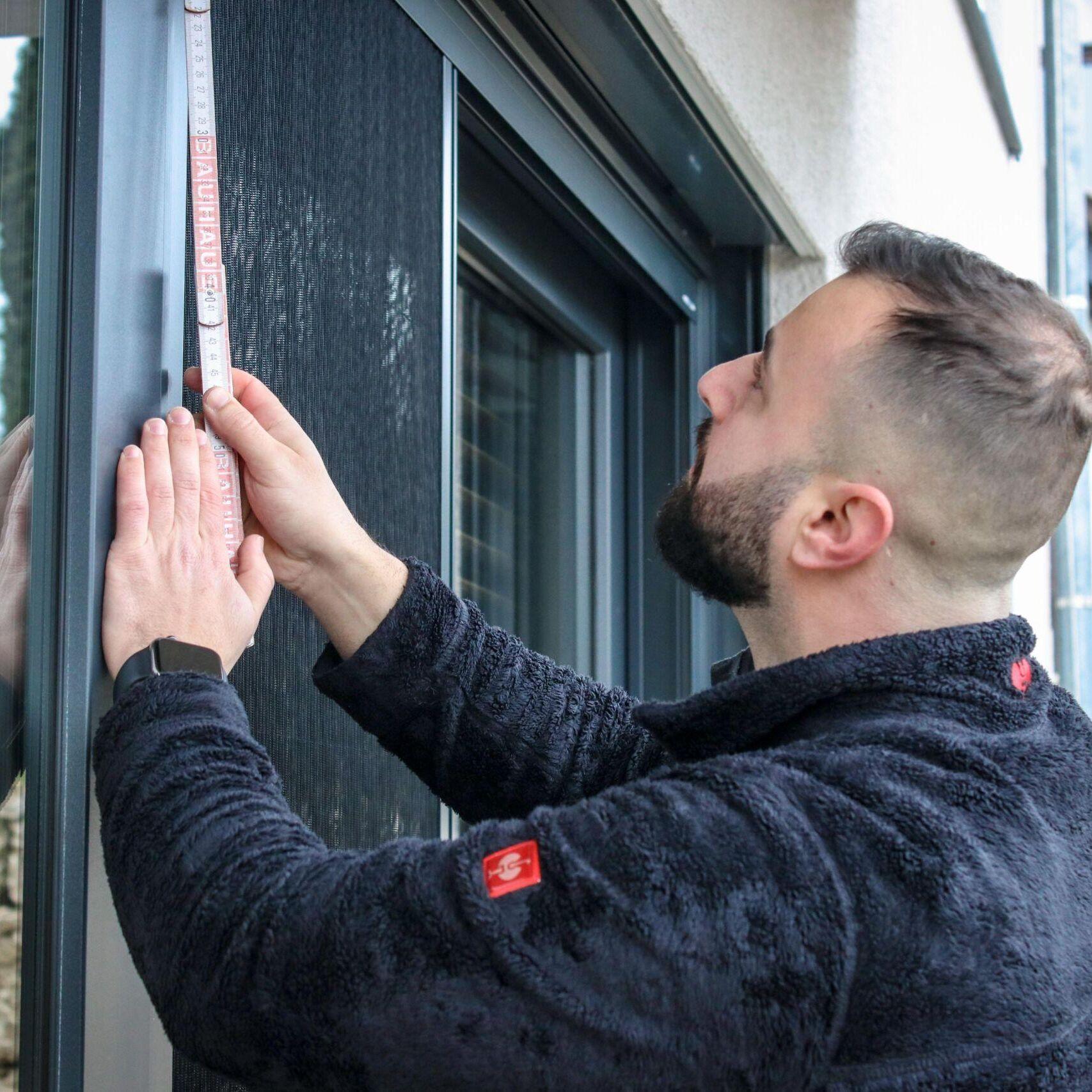 MEINsektenschutz Neuss Rhein Erft Baran Cimen, Fliegengitter ausmessen