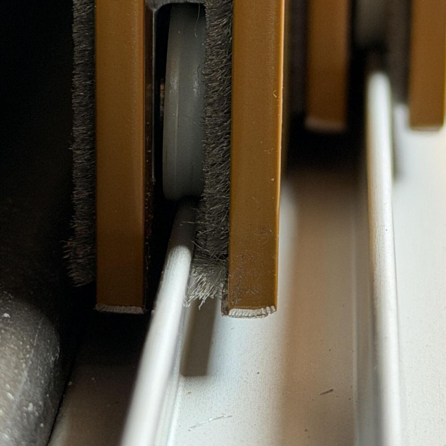 Schieberahmen Rollen in Schiene. Insektenschutz.